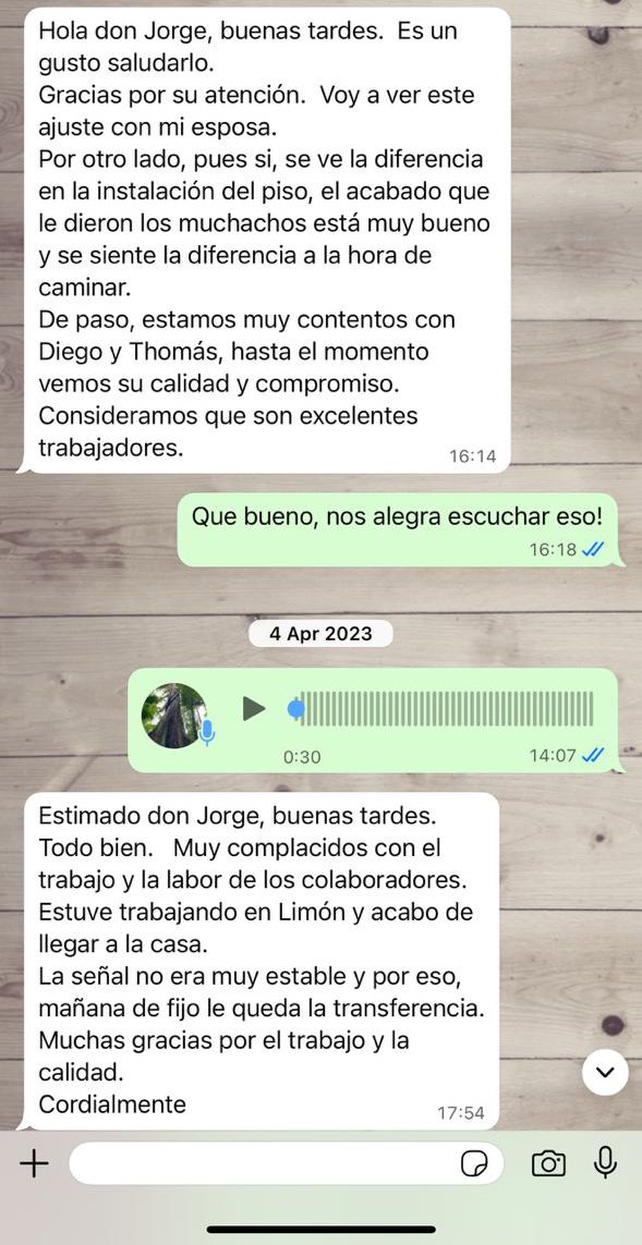 Conversación de WhatsApp de un cliente contento con la instalación del piso y el trabajo de los instaladores